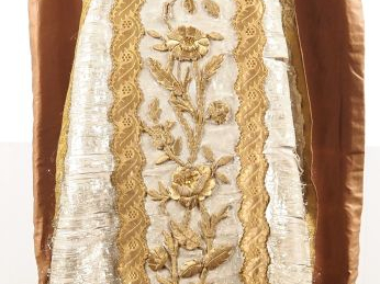 Chasuble XIXème brodée en fils d'or et d'argent, à décor de fleurs et 