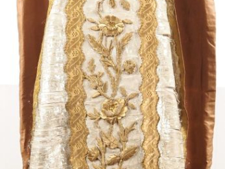 Vente aux enchères Chasuble XIXème brodée en fils d'or et d'argent, à décor de fleurs et 
