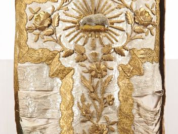 Chasuble XIXème brodée en fils d'or et d'argent, à décor de fleurs et 