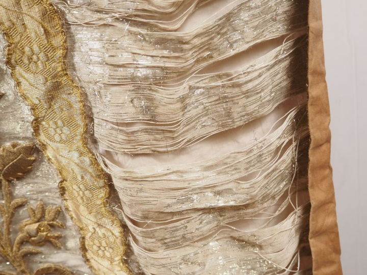 Chasuble XIXème brodée en fils d'or et d'argent, à décor de fleurs et 