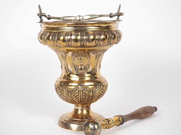 Seau à eau bénite de style Louis XV en métal, à décor de feuillage et 