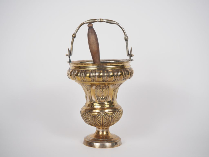 Seau à eau bénite de style Louis XV en métal, à décor de feuillage et 