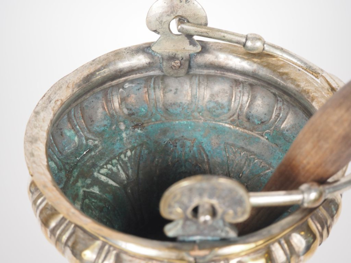 Seau à eau bénite de style Louis XV en métal, à décor de feuillage et 