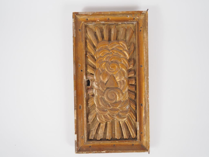 Porte de tabernacle XIXème en bois sculpté et doré. Dim. 39,5 x 21 cm