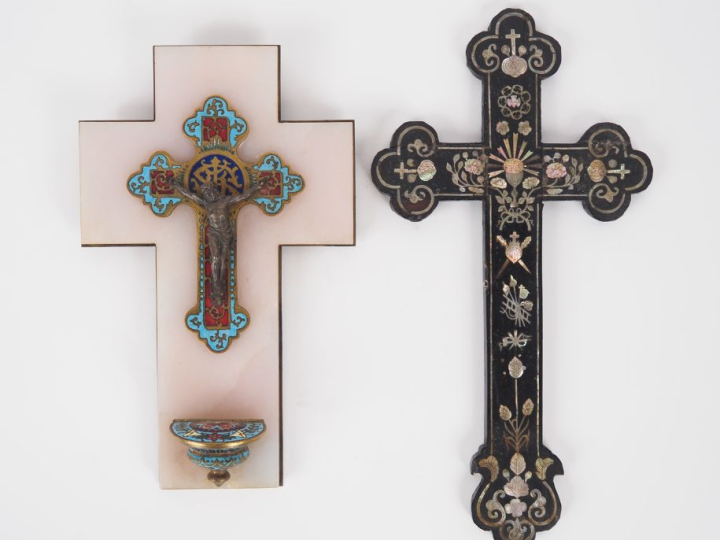 Deux différents crucifix fin XIXème-début XXème, un en émaux polychrom
