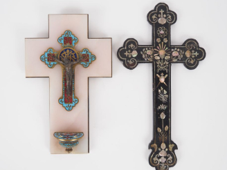 Vente aux enchères Deux différents crucifix fin XIXème-début XXème, un en émaux polychrom