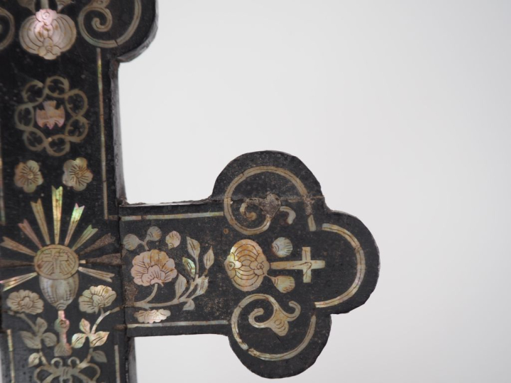Deux différents crucifix fin XIXème-début XXème, un en émaux polychrom
