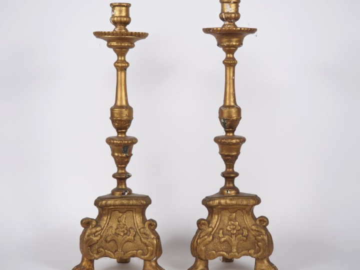 3 paires de porte cierges en bois doré Louis XIV de forme balustre, pi