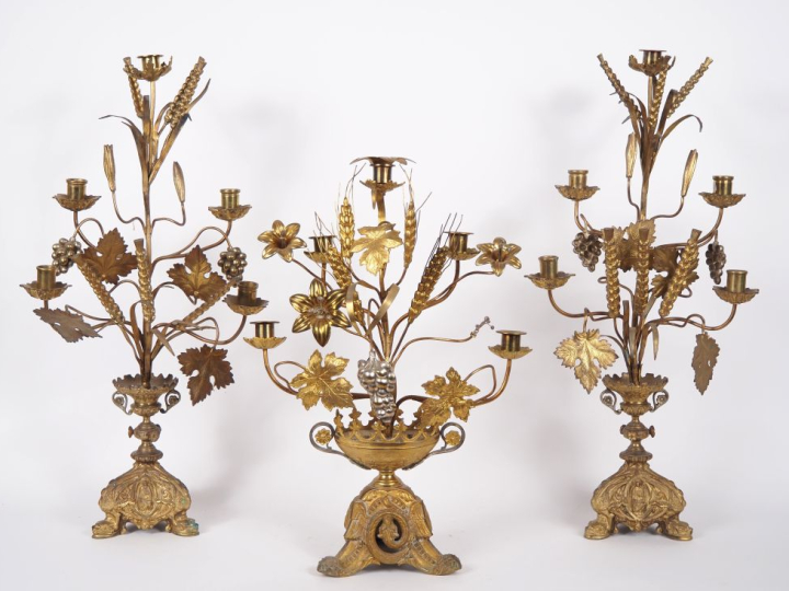 Garniture d'autel fin XIXème en métal doré et argenté à décor de pampr
