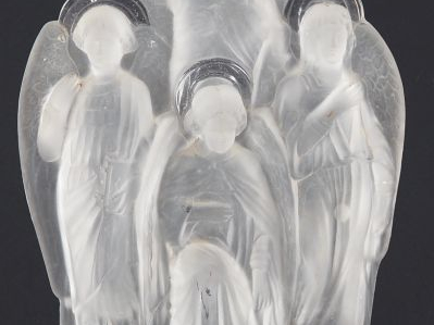 Plaque de bénitier en verre moulé "les quatre archanges".  Dim. 34 x  