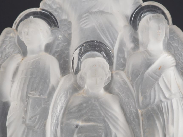 Plaque de bénitier en verre moulé "les quatre archanges".  Dim. 34 x  