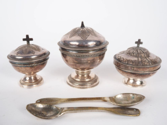 Vente aux enchères 3 petites boites à St Crème en argent ou métal argenté (une poinçon cr