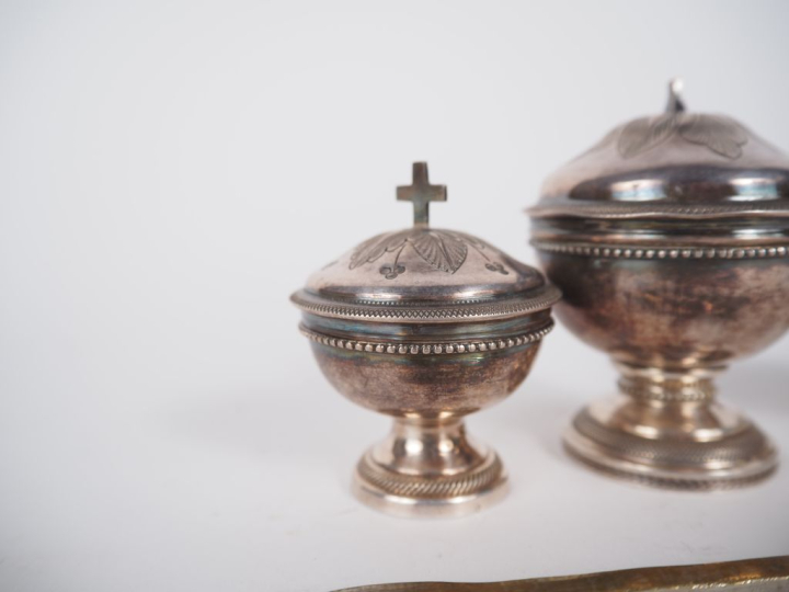 3 petites boites à St Crème en argent ou métal argenté (une poinçon cr