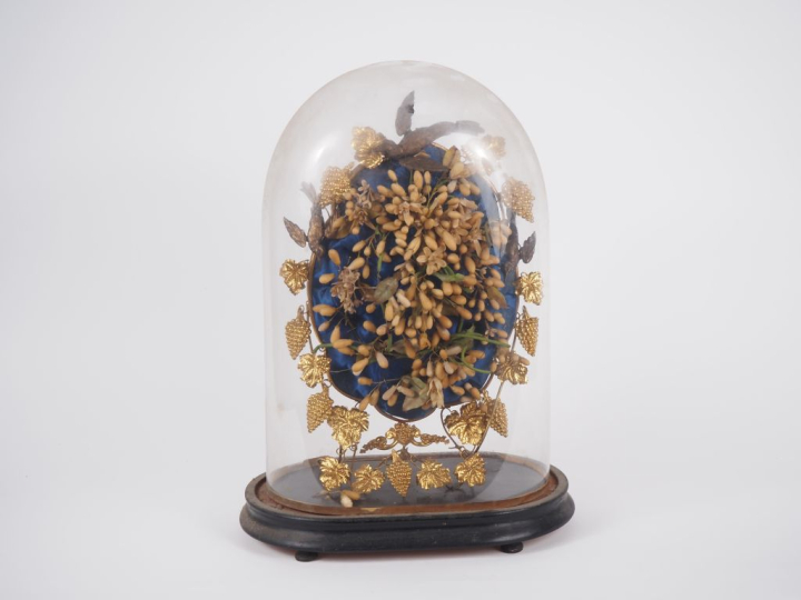 5 différents bouquets de la mariée Napoléon III sous globe.