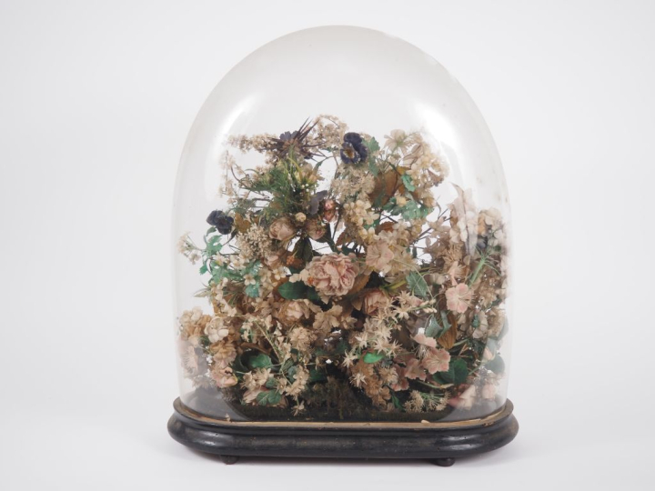 5 différents bouquets de la mariée Napoléon III sous globe.