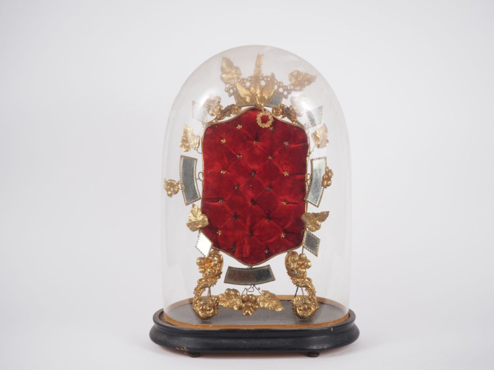 5 différents bouquets de la mariée Napoléon III sous globe.