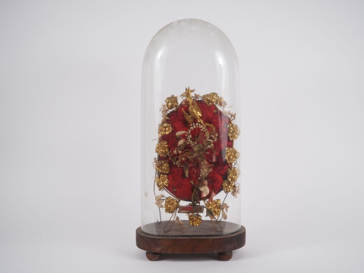 5 différents bouquets de la mariée Napoléon III sous globe.