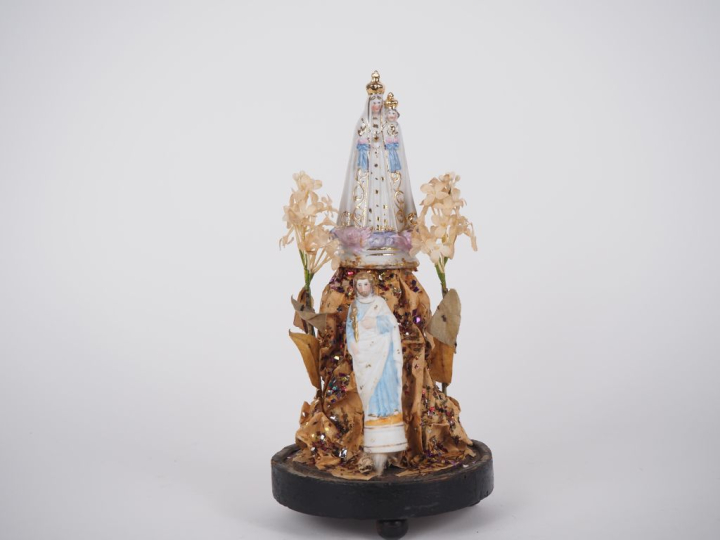 Sujet en biscuit polychrome "Sainte terrassant le dragon". (manques) H