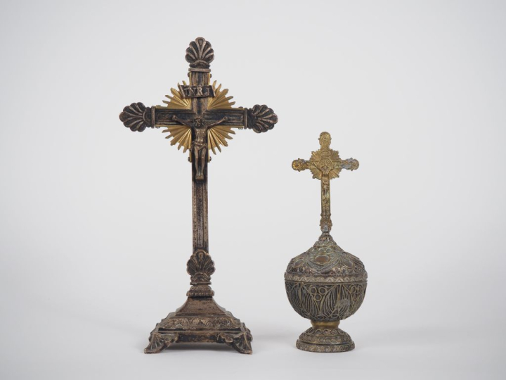 Crucifix XIXème en bronze argenté et doré. H. 29 cm , Petit ciboire en