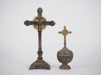 Vente aux enchères Crucifix XIXème en bronze argenté et doré. H. 29 cm , Petit ciboire en