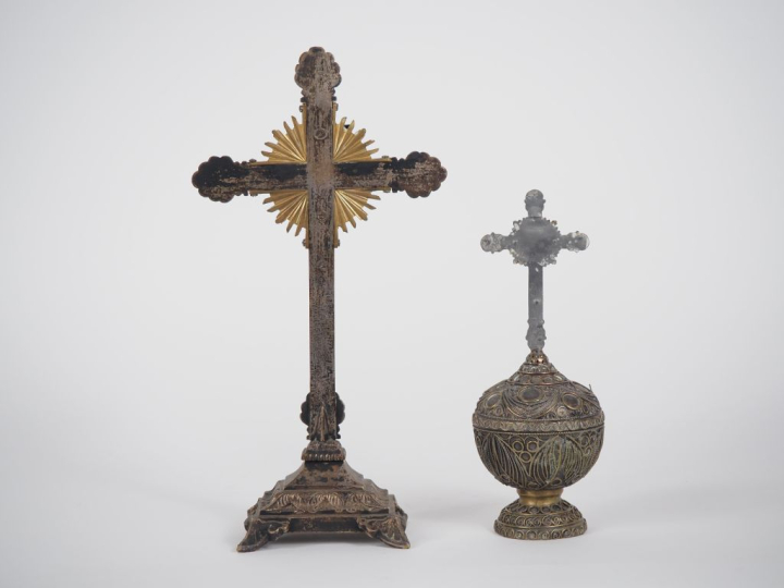 Crucifix XIXème en bronze argenté et doré. H. 29 cm , Petit ciboire en