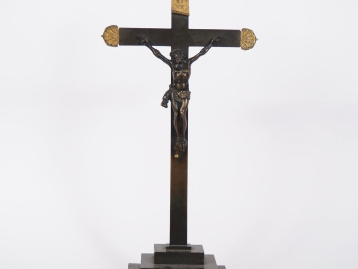 Crucifix Restauration en bronze patiné et doré.  H. 58 cm
