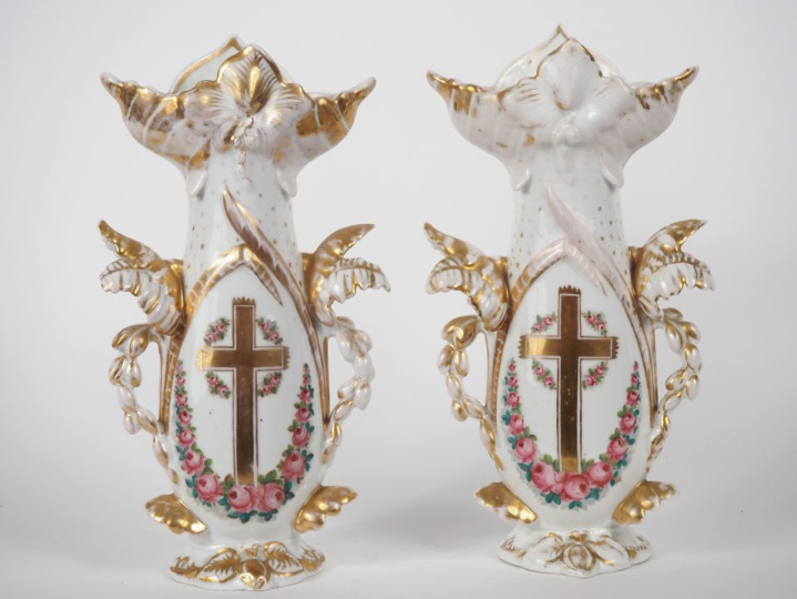 Paire de vases d'église Napoléon III en porcelaine de Paris, à décor d