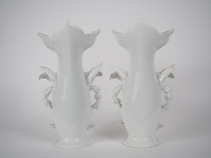Paire de vases d'église Napoléon III en porcelaine de Paris, à décor d