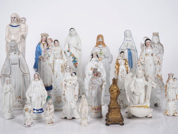 Lot de 21 statuettes en porcelaine, biscuit, faïence ou métal représen