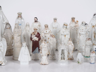 Vente aux enchères Lot de 26 statuettes en porcelaine, biscuit, faïence représentant La V
