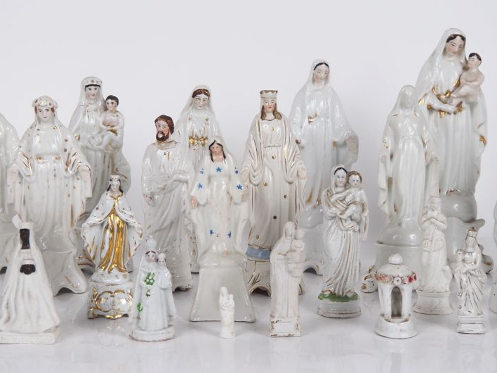 Lot de 24 statuettes en porcelaine, biscuit, faïence représentant La V