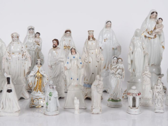 Vente aux enchères Lot de 24 statuettes en porcelaine, biscuit, faïence représentant La V