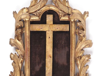 Vente aux enchères Cadre de crucifix Louis XV en bois sculpté, doré et ajouré, à décor de