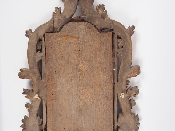 Cadre de crucifix Louis XV en bois sculpté, doré et ajouré, à décor de