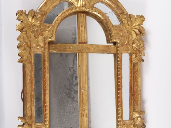 Cadre de crucifix à parecloses Louis XV en bois sculpté et doré, à déc