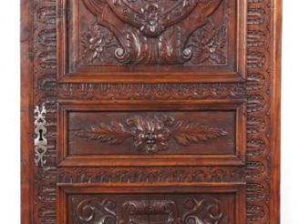 Vente aux enchères 2 panneaux Renaissance en chêne sculpté, montés en porte d'armoire, à 