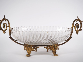 Vente aux enchères BACCARAT.  Coupe ovale montée en cristal à décor de côtes torses, mont