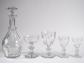 Vente aux enchères BACCARAT.  Service de verres modèle "Harcourt" en cristal comprenant :