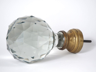 Vente aux enchères Boule d'escalier en cristal faceté, base en bronze. H. 22 cm