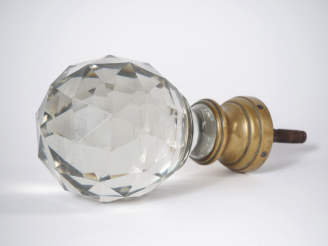Vente aux enchères Boule d'escalier en cristal faceté, base en bronze. H. 19 cm