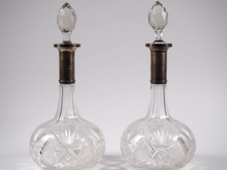 Vente aux enchères Paire de décanteurs anglais en cristal et argent. H. 31,5 cm