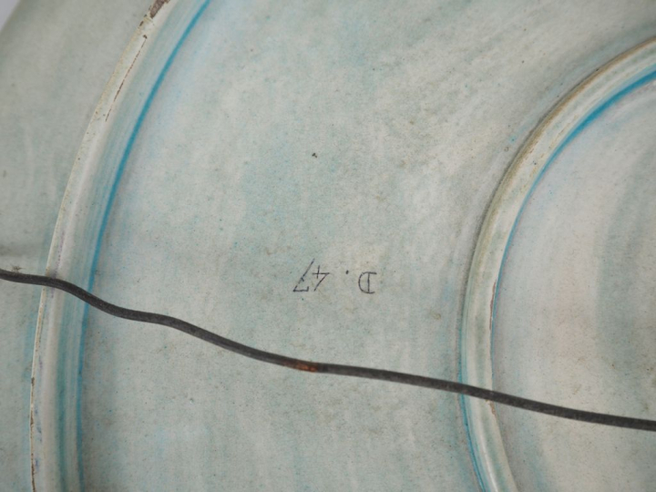 Jean Vieillard à Bordeaux.  Grand plat décoratif en émaux polychromes,