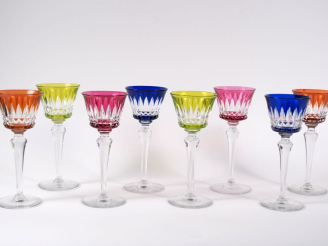 Vente aux enchères BACCARAT.  8 verres à vin du Rhin en cristal bicolore. Signés