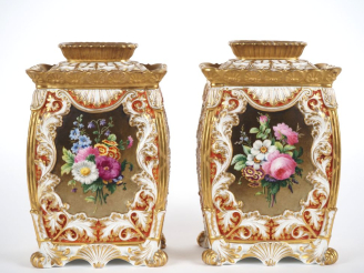 Vente aux enchères Jacob PETIT.  Paire de vases en porcelaine, décor de bouquets de fleur