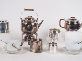 Vente aux enchères Service à thé, tête à tête de voyage anglais signé H. J. LINTON.  Comp