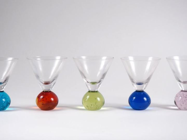 Service de 13 verres à liqueur en verre bicolore de Murano.