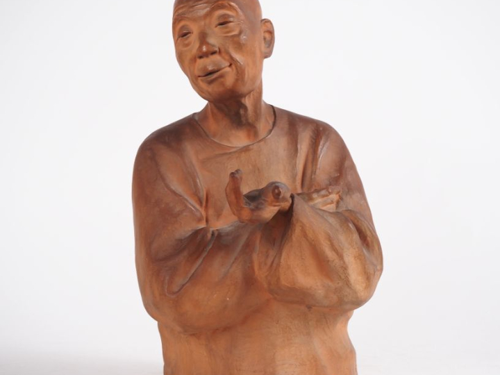 Gaston HAUCHECORNE.  "Buste de chinois souriant".  Buste en terre cuit