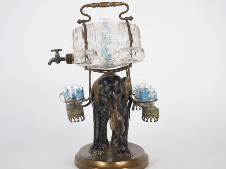 Cave à liqueur 1900 en régule et verre en forme d'éléphant, transporta