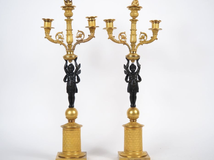 Paire de candélabres Restauration en bronze doré, ciselé et patiné en 