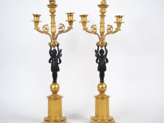 Vente aux enchères Paire de candélabres Restauration en bronze doré, ciselé et patiné en 